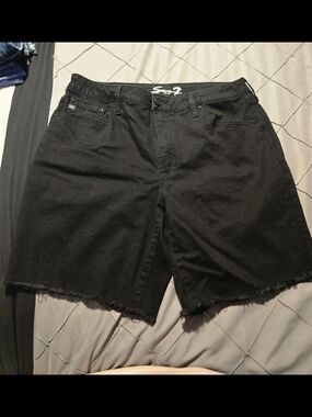 Seven7 Women's Shorts Seven7 Mid Rise Relaxed Fit Fray Hem Black Bermuda Short